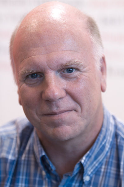 400px-Peter_Robinson_20100328_Salon_du_livre_de_Paris_1.jpg